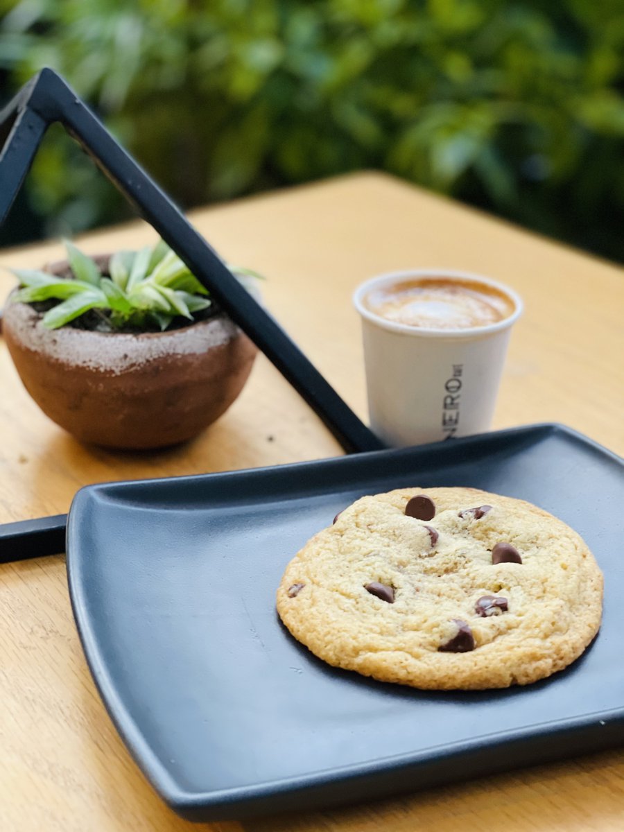 nerocafeMX's tweet photo. ¿Ya probaste nuestras galletas suaves con chocolate? Acompáñalas con un espresso cortado. 🍪☕️ https://t.co/EyJVuBb2tl