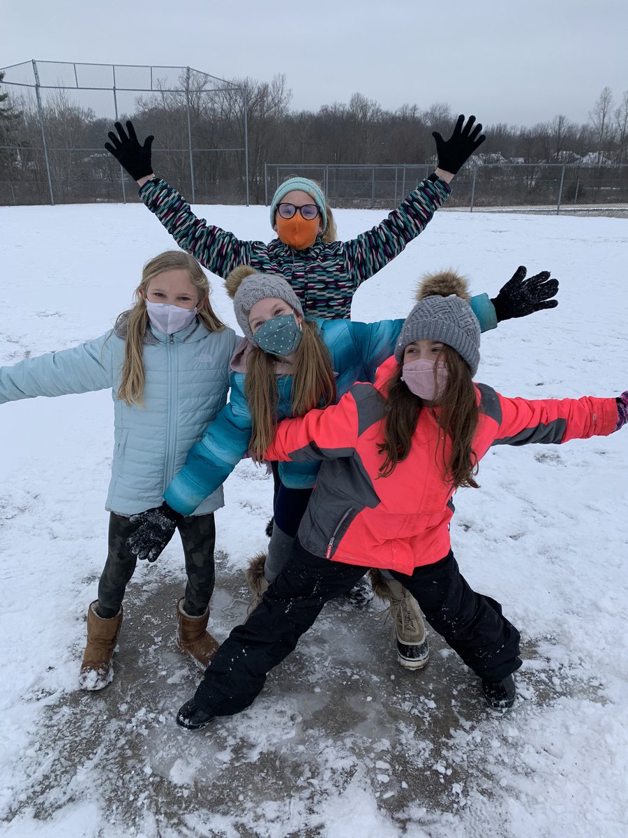 MrsPeetsTweets's tweet photo. Nothing better than a snowy recess! A lot of designing and teamwork went into our class snowman ⛄️ #heritagelearn https://t.co/5kr09FHS3C