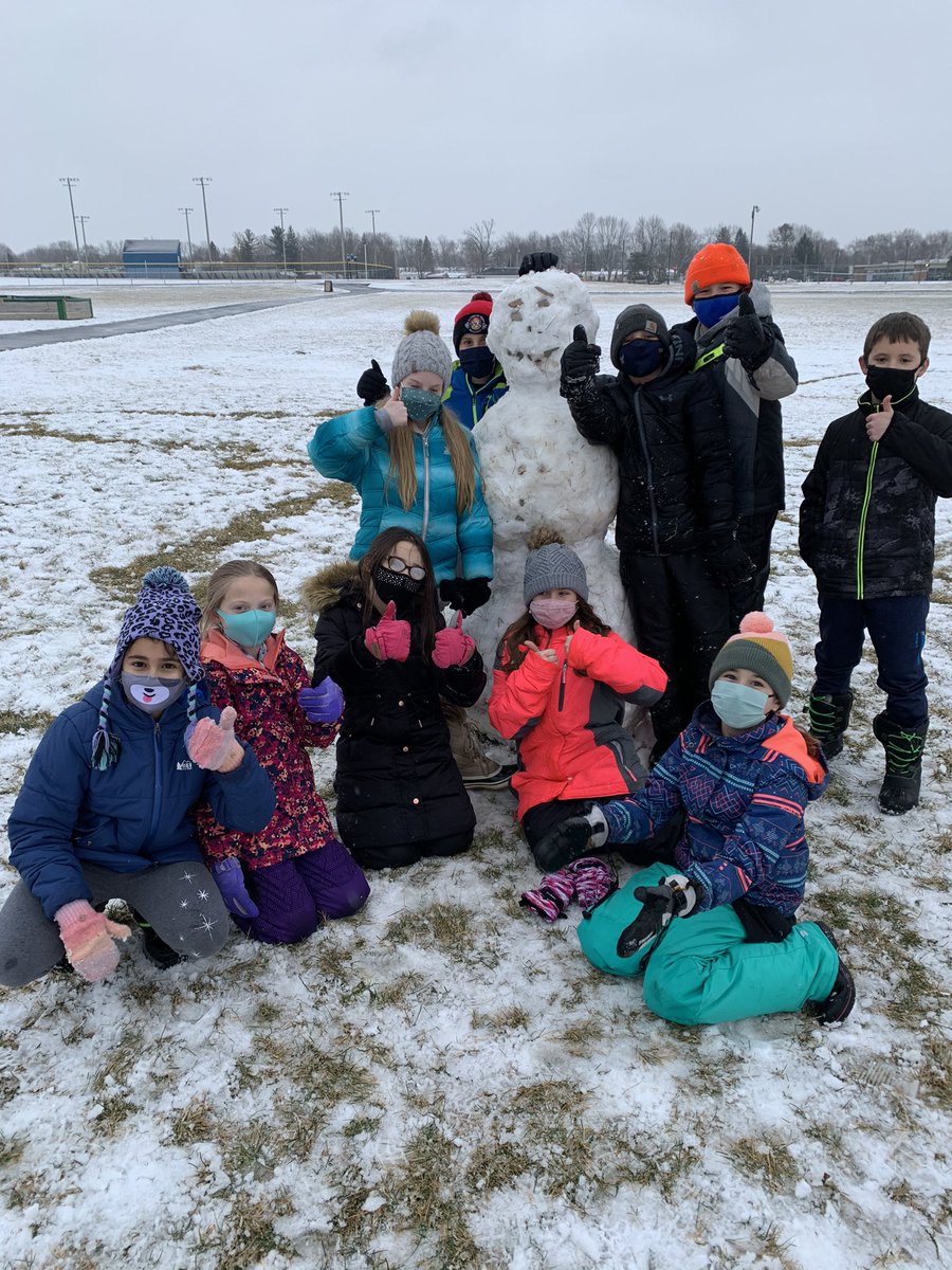 MrsPeetsTweets's tweet photo. Nothing better than a snowy recess! A lot of designing and teamwork went into our class snowman ⛄️ #heritagelearn https://t.co/5kr09FHS3C