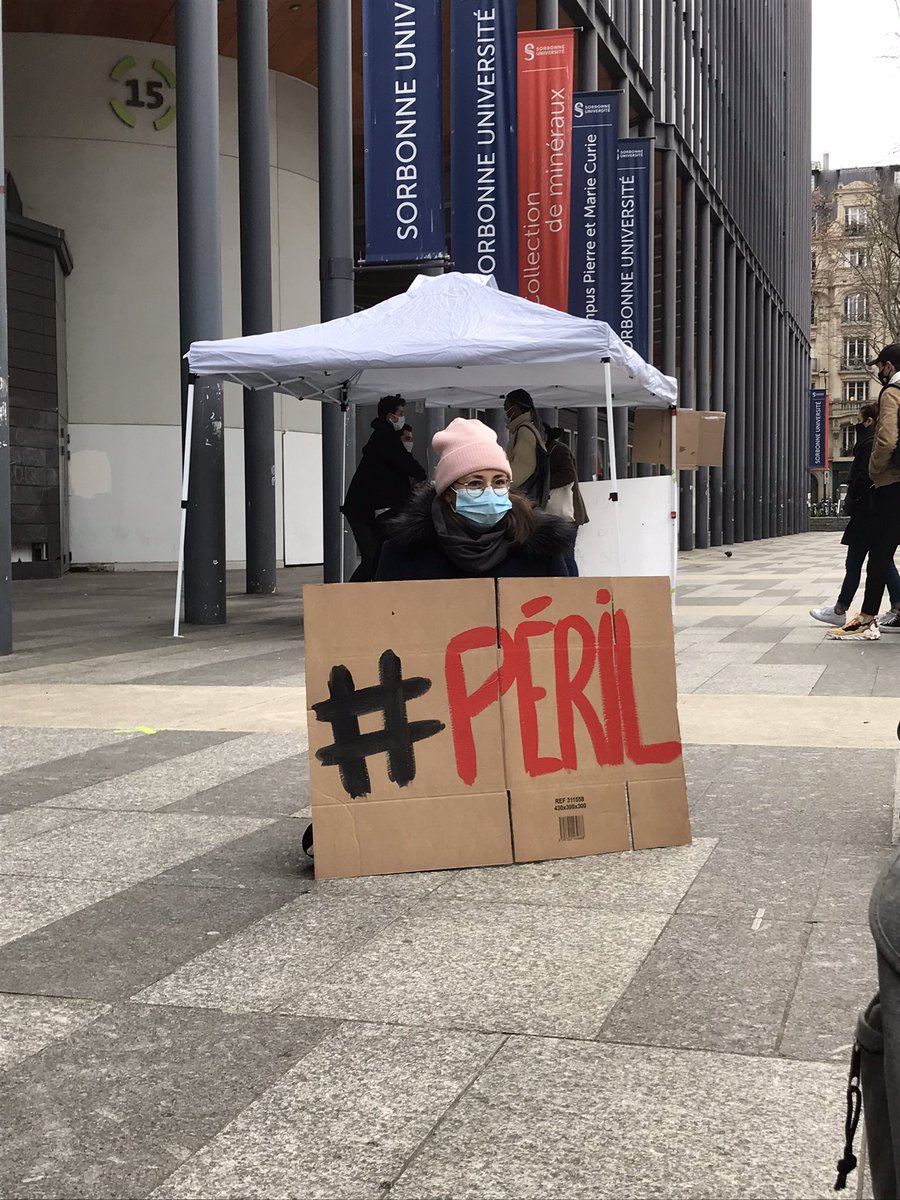 Aujourd’hui, + de 150 étudiantEs se sont mobilisEs à #Paris, pour revendiquer leurs droits, montrer que la communauté étudiante doit être considérée. Pour leur formation, pour leur santé mentale, pour une aide urgente, pour un retour en présentiel sain. <a href="/AGEParis/">AGEP: Association Générale des ÉtudiantEs de Paris</a> <a href="/La_FAGE/">FAGE</a>