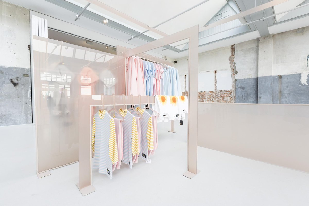 popshopus's tweet photo. #InteriorInspo: Light

This pop-up store is flooded with natural light, so thee concept of the store is inspired by light in both form and material

The material MYST absorbs light and defuses it, making a grid system perfect for light transformation https://t.co/LXuCQDEOU2