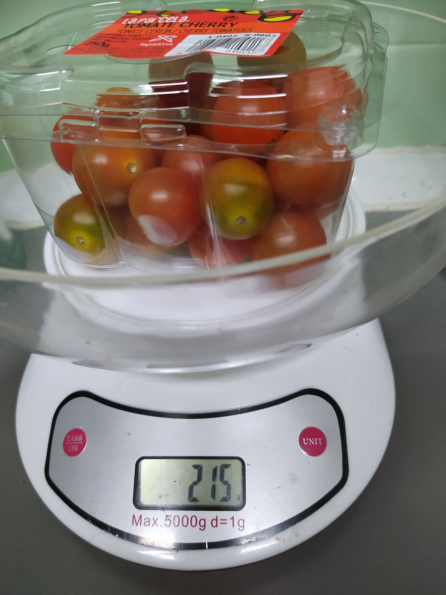 KatFilipov's tweet photo. Hola, @elcorteinglesac 
En vuestras tiendas Supercor el cuarto de tomates cherry no pesa un cuarto. https://t.co/Xs21aYt8y4