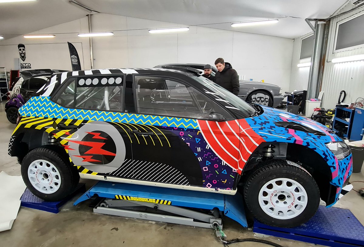 RubnPerez's tweet photo. A lo largo de todos aรฑos he visto miles de decoraciones, sea por aquรญ o en directo, y casi todas tenรญan sentido en sus colores, formas, etc...
Pero la que llevarรก el Fabia Rally2 del lituano Vladas Jurkevicius esta temporada no se por donde cogerla... ๐ฐ๐ฑ
Tendrรก su porquรฉ... https://t.co/1c4eqh7BSg