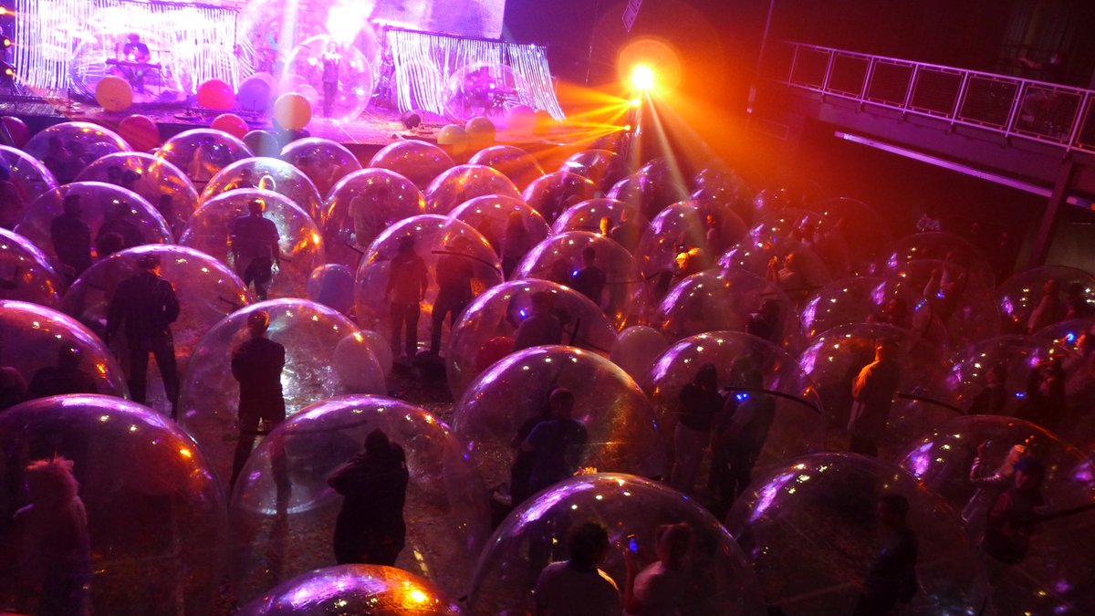 American rock band The Flaming Lips have come up with a creative way to put on live shows in the midst of the COVID-19 pandemic - putting themselves and their audience in protective 'space bubbles' https://t.co/Rk7m3Z13iy via @MLGumuchian 1/4 https://t.co/wAtUkBzl2k