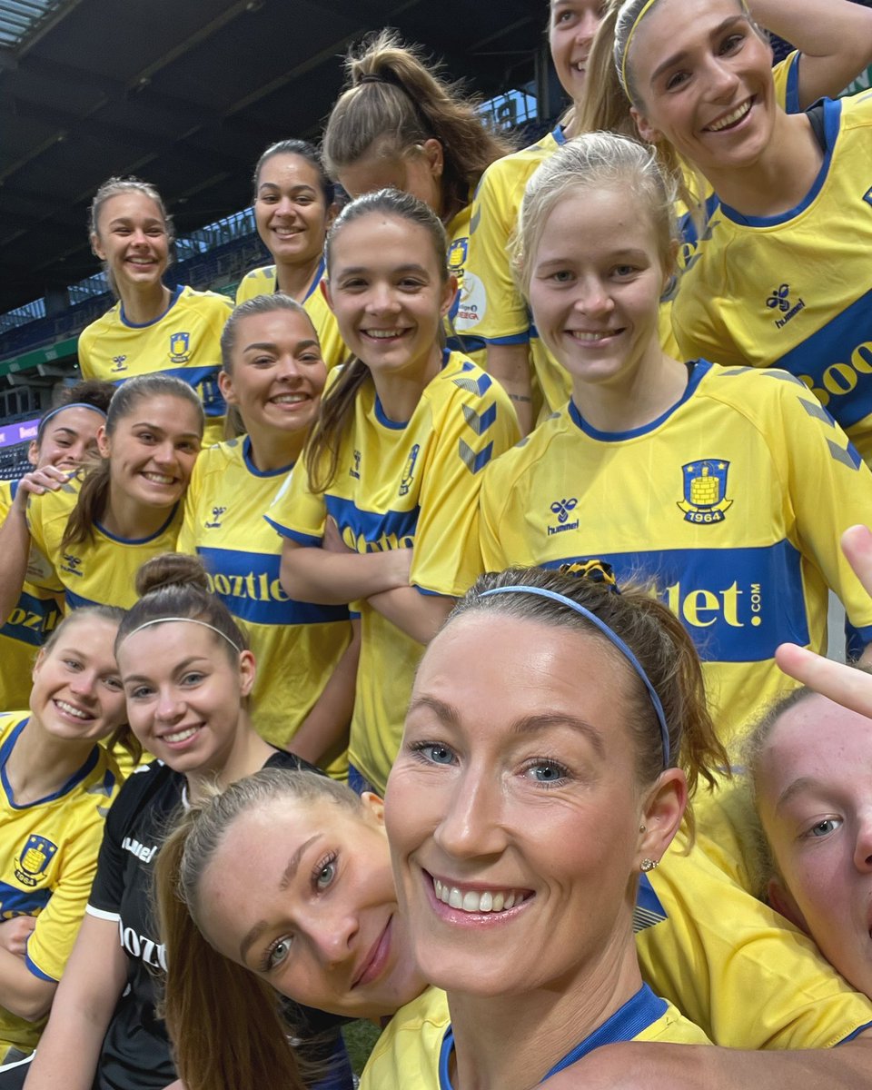 NielsenTheresa8's tweet photo. Mit hold er flottere end dit 💙💛
#brøndbyif #brondbywomen #mithold #pigerne #photoshoot #motivation #mitholderflottereenddit #enklub #sammenhold https://t.co/6SguyqJXgn