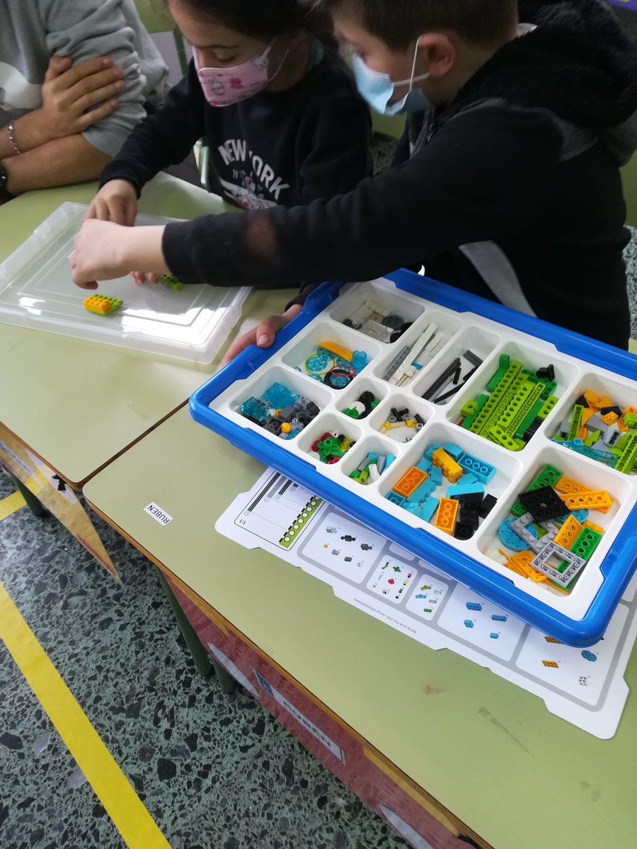 SorayaBuey's tweet photo. #DiaMundialEducacionAmbiental Se ha convertido en nuestro día a día: reutilizamos materiales dando una segunda vida útil a las cosas, buscamos soluciones con las nuevas tecnologías a problemas medioambientales y observamos y disfrutamos de nuestro entorno. #naturaliza @ecoembes https://t.co/BDtRv3yddz
