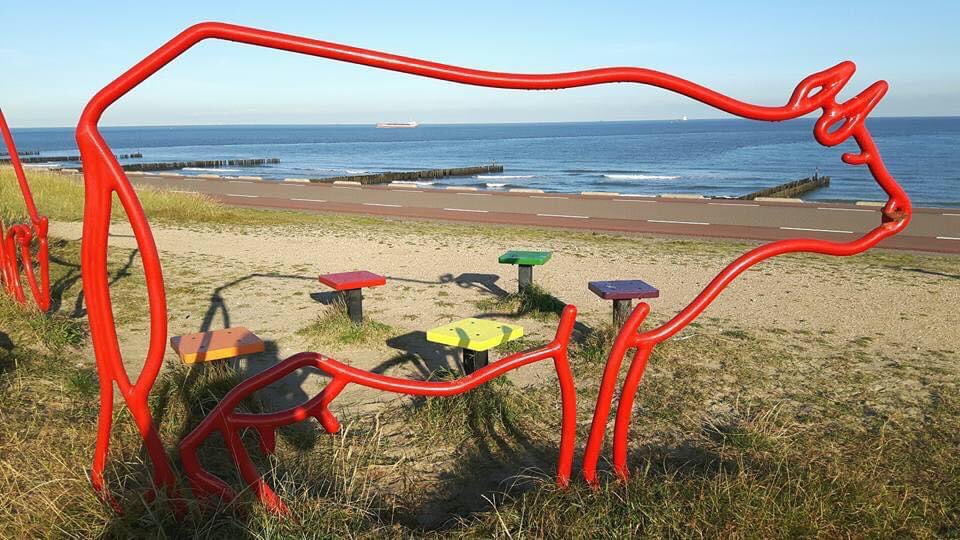 Kunstpicknickplek 3 is de Koeien!
Op de dijk tussen Domburg en Westkapelle. Heb jij ze al ontdekt? 
🧺🚲🏖 Deel &amp; Tag je foto met ons!
#kunstpicknickfietsroute 📸
#westkapelle #domburg #koeien #panorama #picknick #zonsondergang #walcheren #kust #zeeland #opdefiets