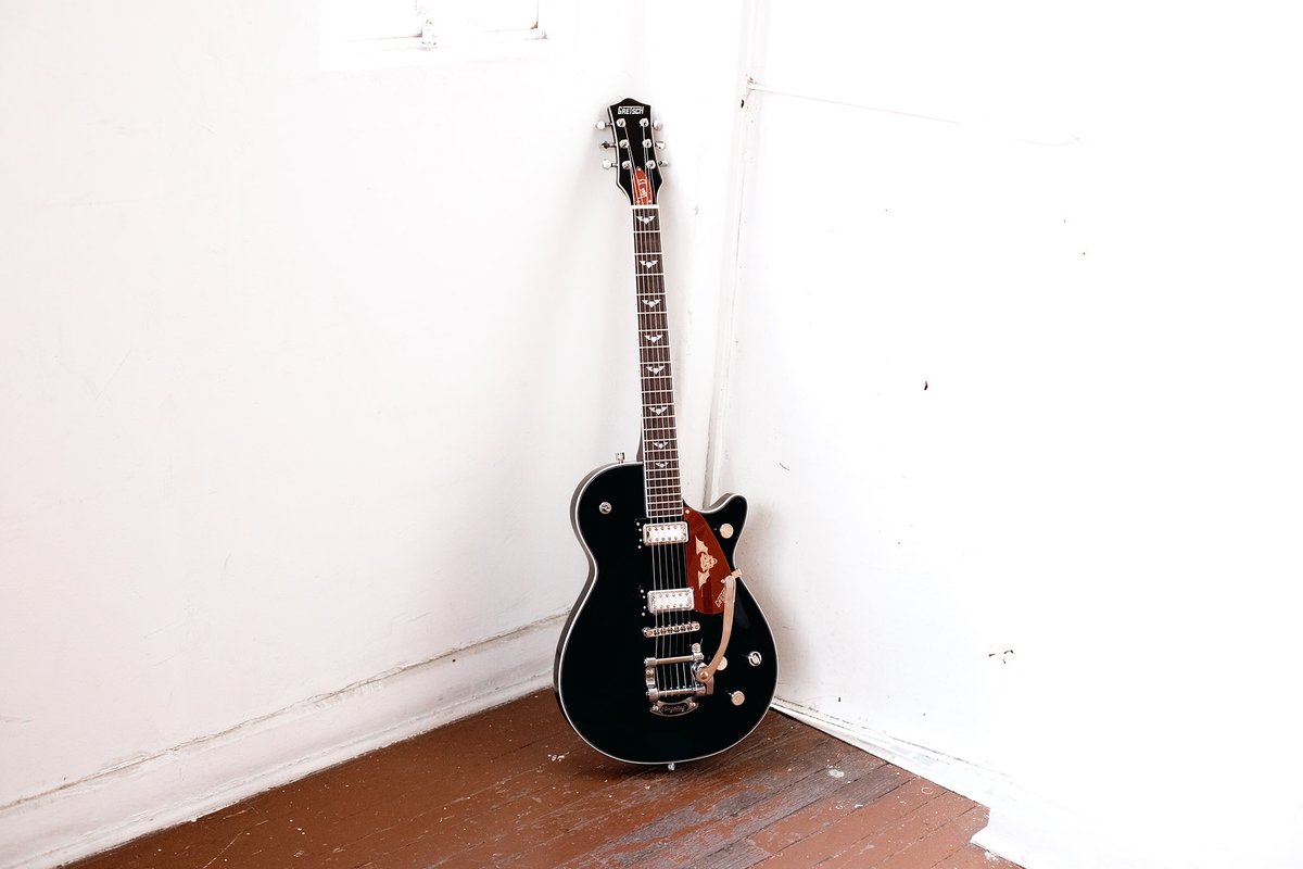 GuitarGear's tweet photo. Con un diseño aniquilador en cada elemento, la Nick 13 Signature Electromatic Tiger Jet representa lo ecléctico, la energía y sonido distintivo retro en expansión que hemos visto explotar en la trayectoria de Tiger Army.

https://t.co/Piau81Uyez

#tigerarmy #nick13 https://t.co/TsgaOcD6WP