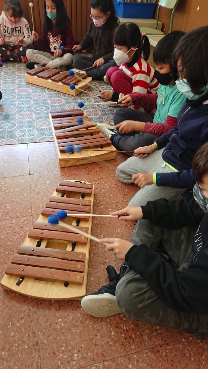 EscolaPereVila's tweet photo. La música ens ajuda a millorar les nostres habilitats de comunicació. Avui a 3rA @EscolaPereVila hem après a acompanyar les cançons amb instruments. Ha sonat molt bé!! 🎶🎶🎶 #projectemusical @Xamfra_Centre @Bcn_CiutatVella https://t.co/V6mpDxJPM0