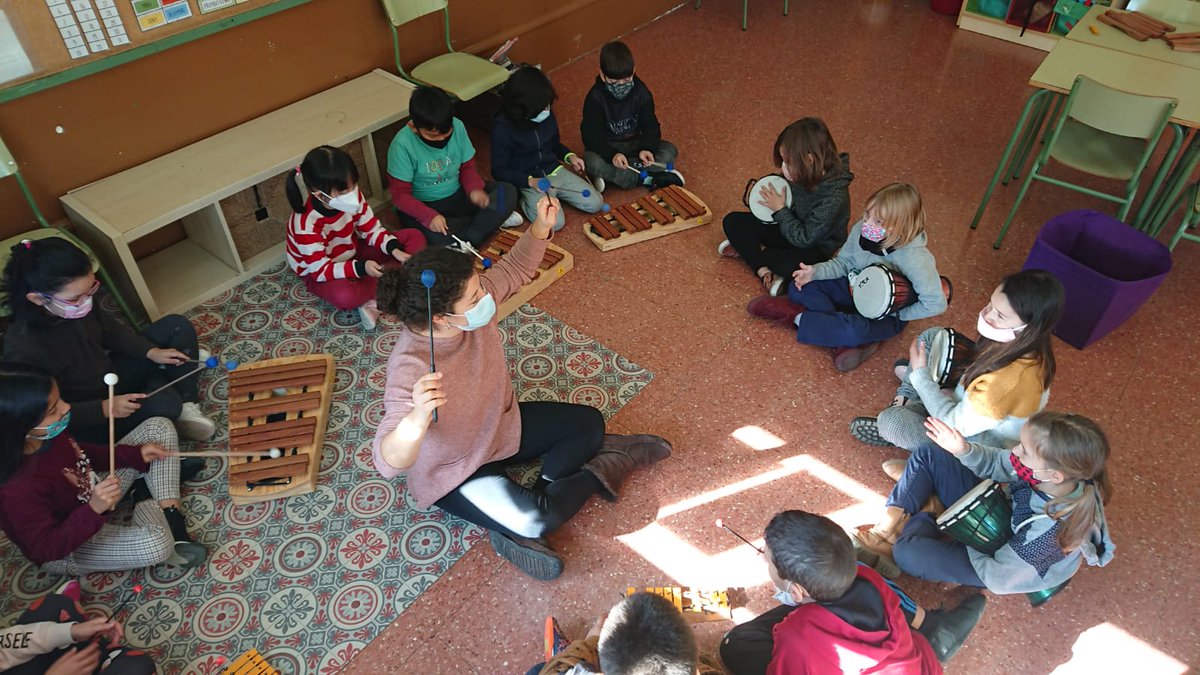 EscolaPereVila's tweet photo. La música ens ajuda a millorar les nostres habilitats de comunicació. Avui a 3rA @EscolaPereVila hem après a acompanyar les cançons amb instruments. Ha sonat molt bé!! 🎶🎶🎶 #projectemusical @Xamfra_Centre @Bcn_CiutatVella https://t.co/V6mpDxJPM0