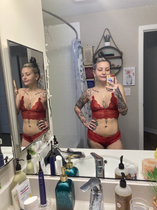 Looking in the mirror like damn I&rsquo;m not 19 or 23 or 25 anymore huh? 😂😅🤣 grateful for this body at all