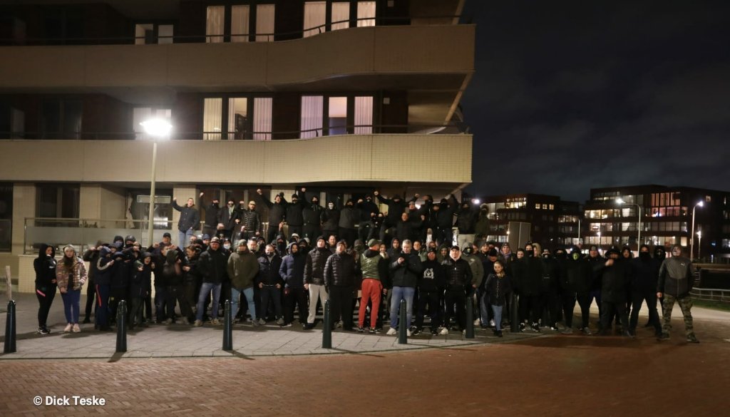 Op het 'dammetje' aan de Houtrustweg is rond 19.30 uur een grote groep bijeen gekomen als statement tegen het buitensporige geweld (#avondklokrellen) van de afgelopen dagen in diverse steden #Scheveningen #Duindorp