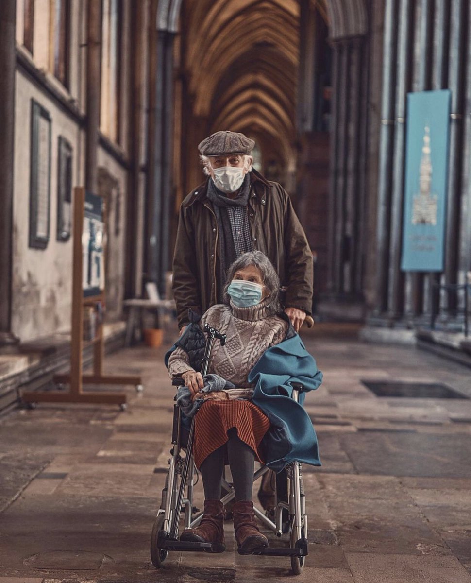 1000genes's tweet image. En la catedral de Salisbury (UK) se vacunan de COVID-19 de forma masiva (1.200 al día) mientras se oye el órgano.

UK ya ha vacunado a 6,3 millones (10% de la población).

Fotos e info del @nytimes