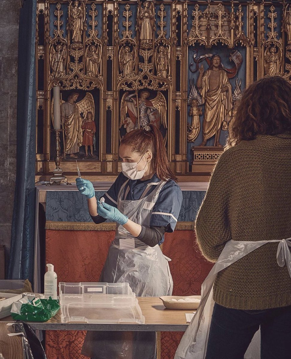 1000genes's tweet image. En la catedral de Salisbury (UK) se vacunan de COVID-19 de forma masiva (1.200 al día) mientras se oye el órgano.

UK ya ha vacunado a 6,3 millones (10% de la población).

Fotos e info del @nytimes