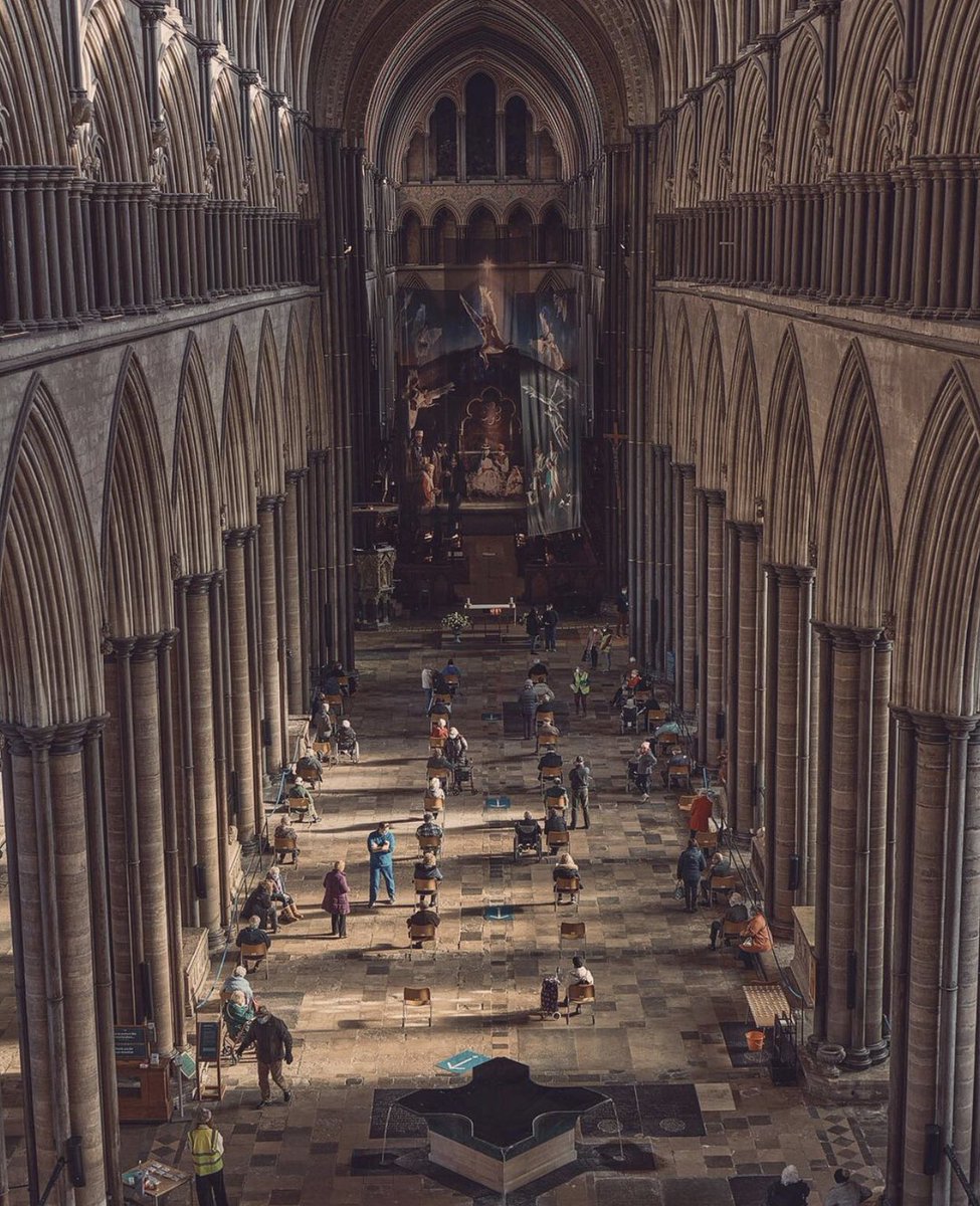 1000genes's tweet image. En la catedral de Salisbury (UK) se vacunan de COVID-19 de forma masiva (1.200 al día) mientras se oye el órgano.

UK ya ha vacunado a 6,3 millones (10% de la población).

Fotos e info del @nytimes