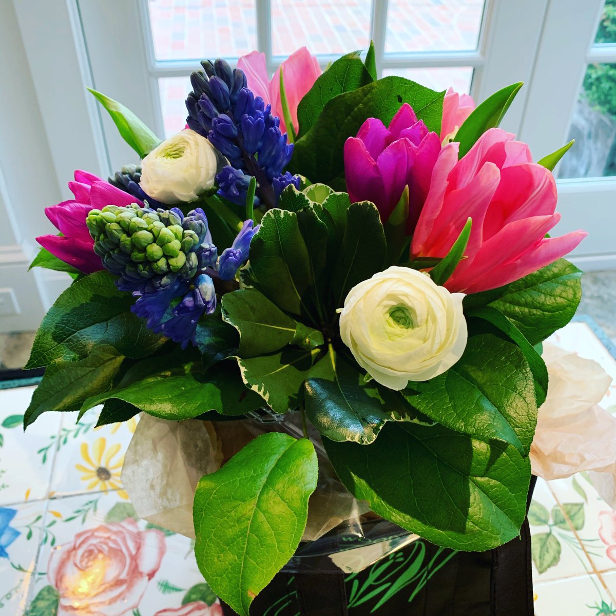 DebtheDecorator's tweet photo. When a sweet client sends me flowers .... best job ever! #itsalmostspring https://t.co/kTB3VdblUA