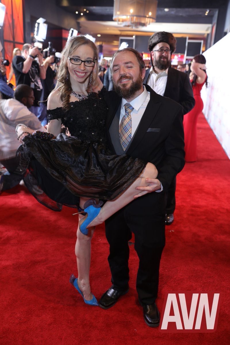 OliverStar03's tweet image. Been checking @industrybyrick page all day looking for my NEW @avnawards Red Carpet photos. #ForceOfHabit #MissYouBuddy
