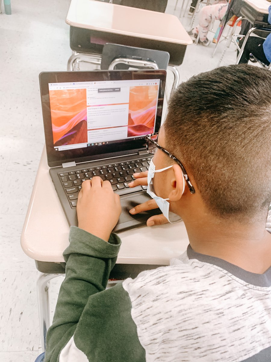 AnnieHeadSTEM's tweet photo. Peer editing with @padlet in 5th grade today! #CHES #CMCSStech #cmcssinfo #blendedlearning https://t.co/Vfthut1AOZ