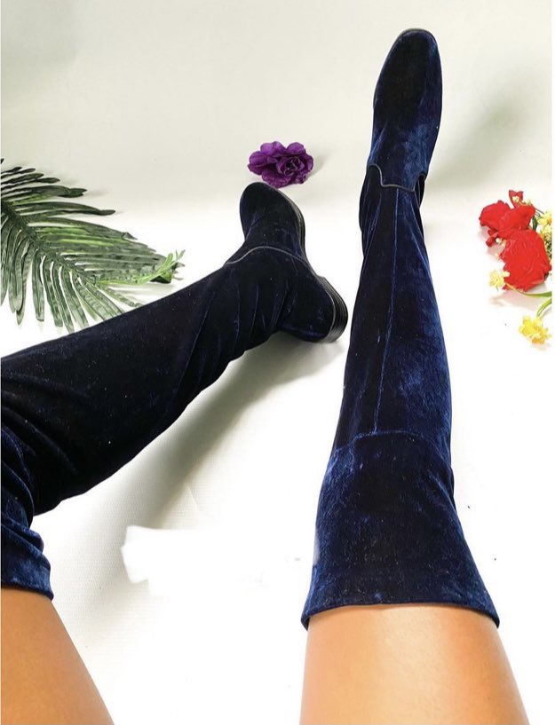 betterbargainN's tweet image. Dark Blue Velvet Thigh Boots
Brand: 💙BERSHKA💙
Size: EU 39
UK 6
US 8
Colour: 💙Dark Blue (Velvet)💙
Prize: N8000
Heel Height: Flat
Excellent Used Condition💯
#thriftboots #highthighboots #thriftedshoes #thriftshoes #slay #shop #thriftstorefinds #thighboots #bershka