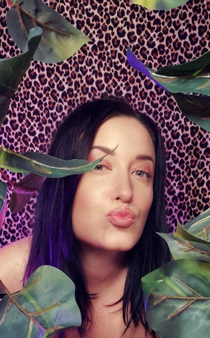 Throwing down the kisses on my OF page! https://t.co/Zxo38KTo8q<a href="/tag/tinyhiss"class="tags"><span>#tinyhiss</span></a>