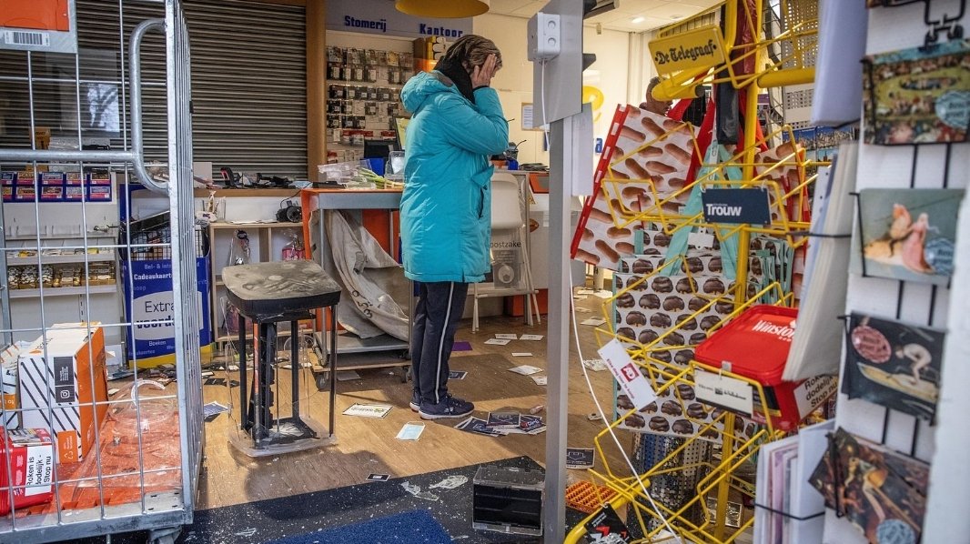 DortJorien's tweet photo. This is a woman crying over what is left of her shop after riots. None of us like the lockdown and all the other restrictions but violence is never the answer. These people claim they represent the Dutch, but they don't represent me.
#avondklokrellen #riots #TheNetherlands https://t.co/lAu1VocN4B