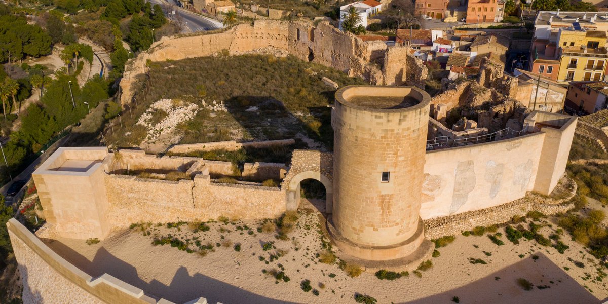 c_valenciana's tweet photo. Viaja en el tiempo y descubre el Castillo de #Elda, construido en el siglo XII y XII. ¿Sabías que albergó a ilustres personajes de las Casas Reales de Castilla y Aragón? #MediterráneoEnVivo https://t.co/Mv5OdnHcMt
