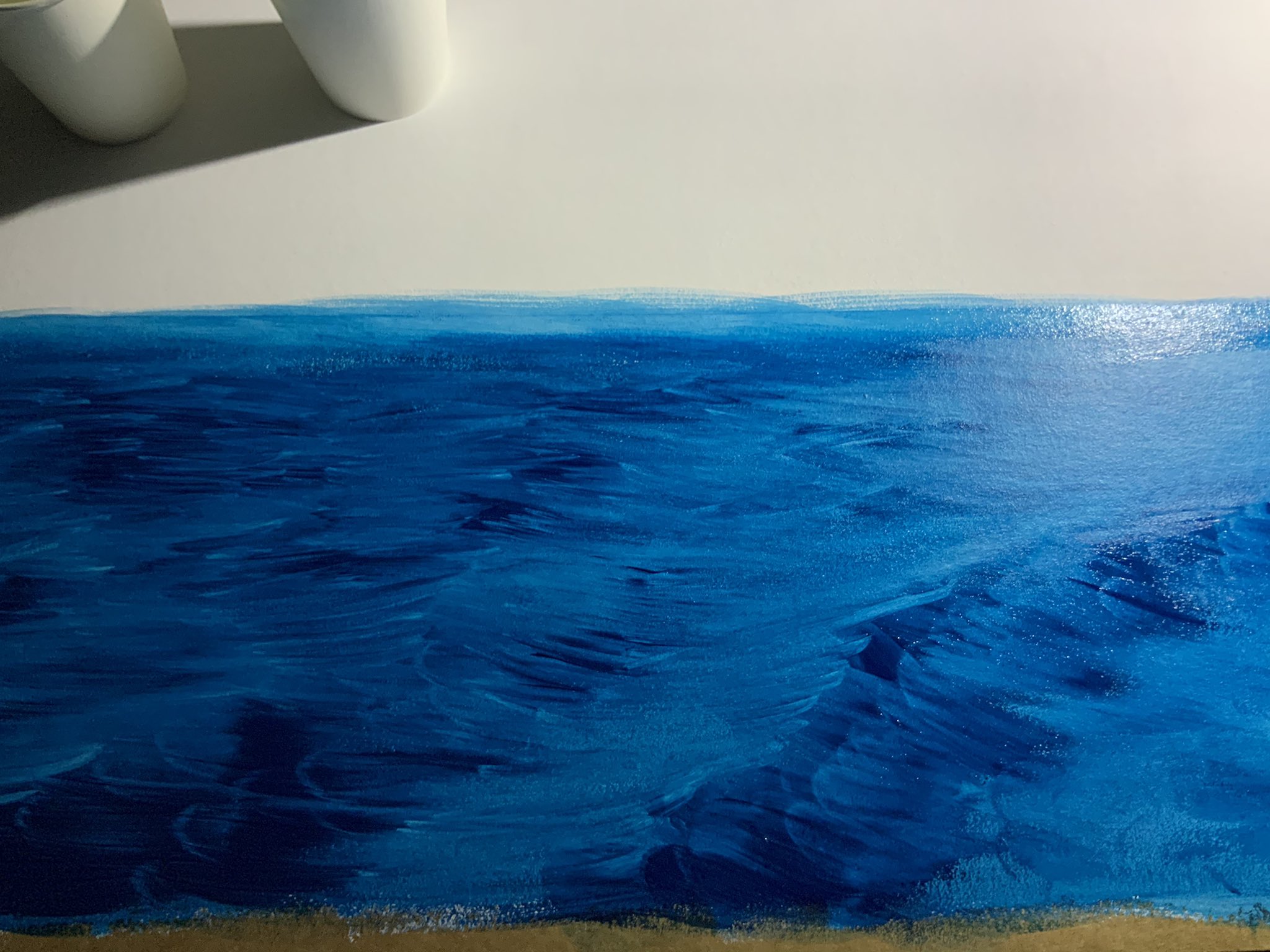 絵青 Kaisei あおい ダンボールに油絵 新作描き始めます 青い海青い空 油絵の下地ジェッソ ローラー下地 アクリル絵の具で下書きします アクリックカラーのグリニッシュブルーがお気に入り フルバード平筆でフルスイングで波の動き パースを面で作っ