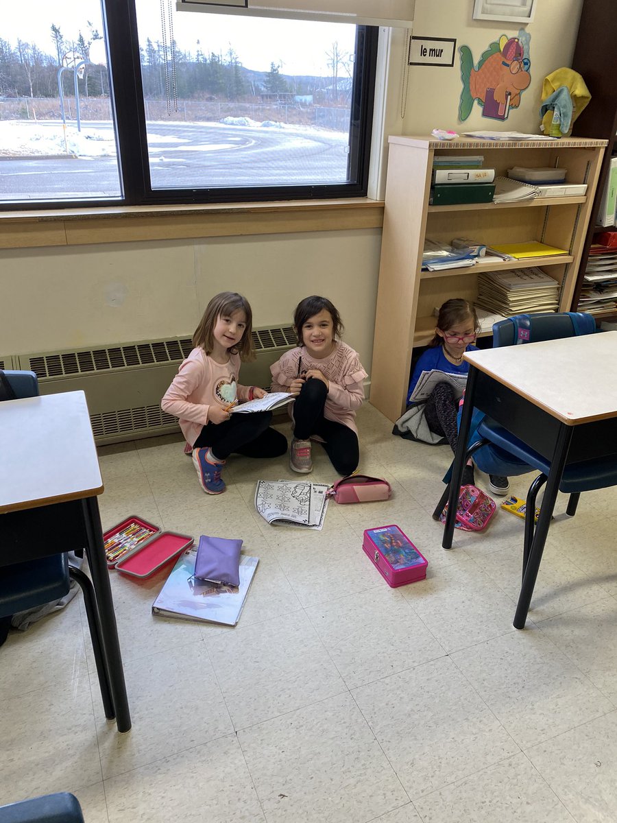 EastRichmondEC's tweet photo. Catching writers/les écrivains dans la classe de Mme Matthews #catchawriter @SRCE_Literacy https://t.co/zBNZsAOY0D