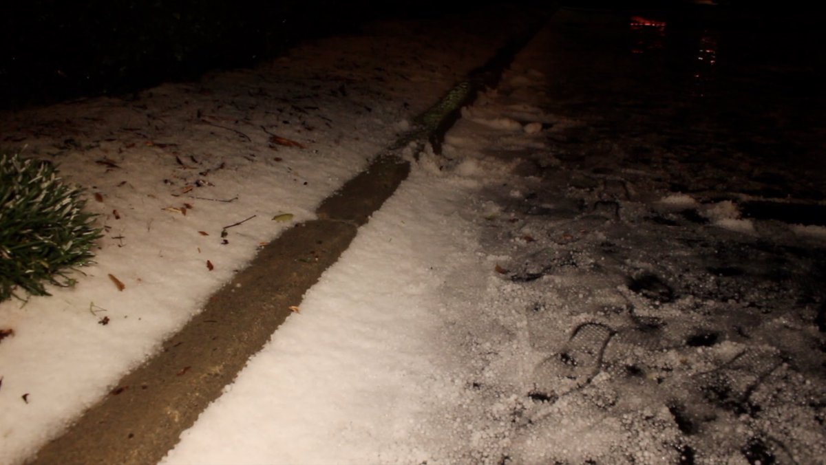NewsFlashSD's tweet photo. Both of these images were captured in #SanMarcos within the last week.
๐ธ #1: The #LedgeFire burns up to Double Peak School property (1/19).
๐ธ #2: Hail piles up in the parking lot of Freddyโs near SR-78 & Nordahl Road last night (1/25). https://t.co/Y55A9LiMML