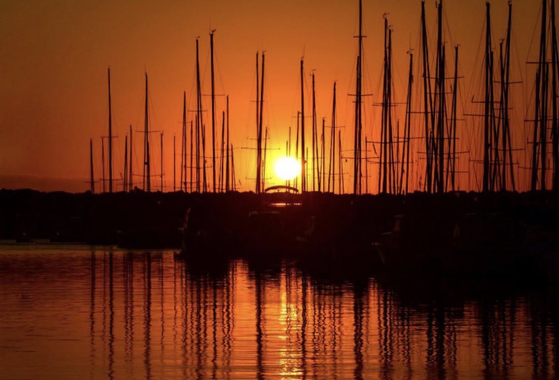 fsthandwear's tweet photo. Quand le port s’enflamme au crépuscule ☀️🌙
 #sea #sun #night 
Bonne nuit faites de beaux rêves 
https://t.co/4dN039CaRJ https://t.co/5sv55Vw4BN