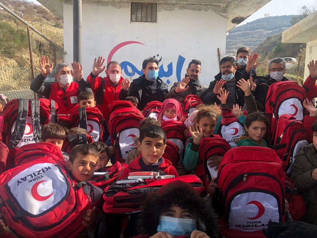 Her şeye rağmen eğitimlerine devam etmeye çalışan öğrencilerin yanındayız. 

İdlib'de öğrencilere okul çantası ve kırtasiye malzemeleri dağıttık. #SensizOlmaz

Çalışmalarımıza destek olmak için; kizilay.org.tr/b/i