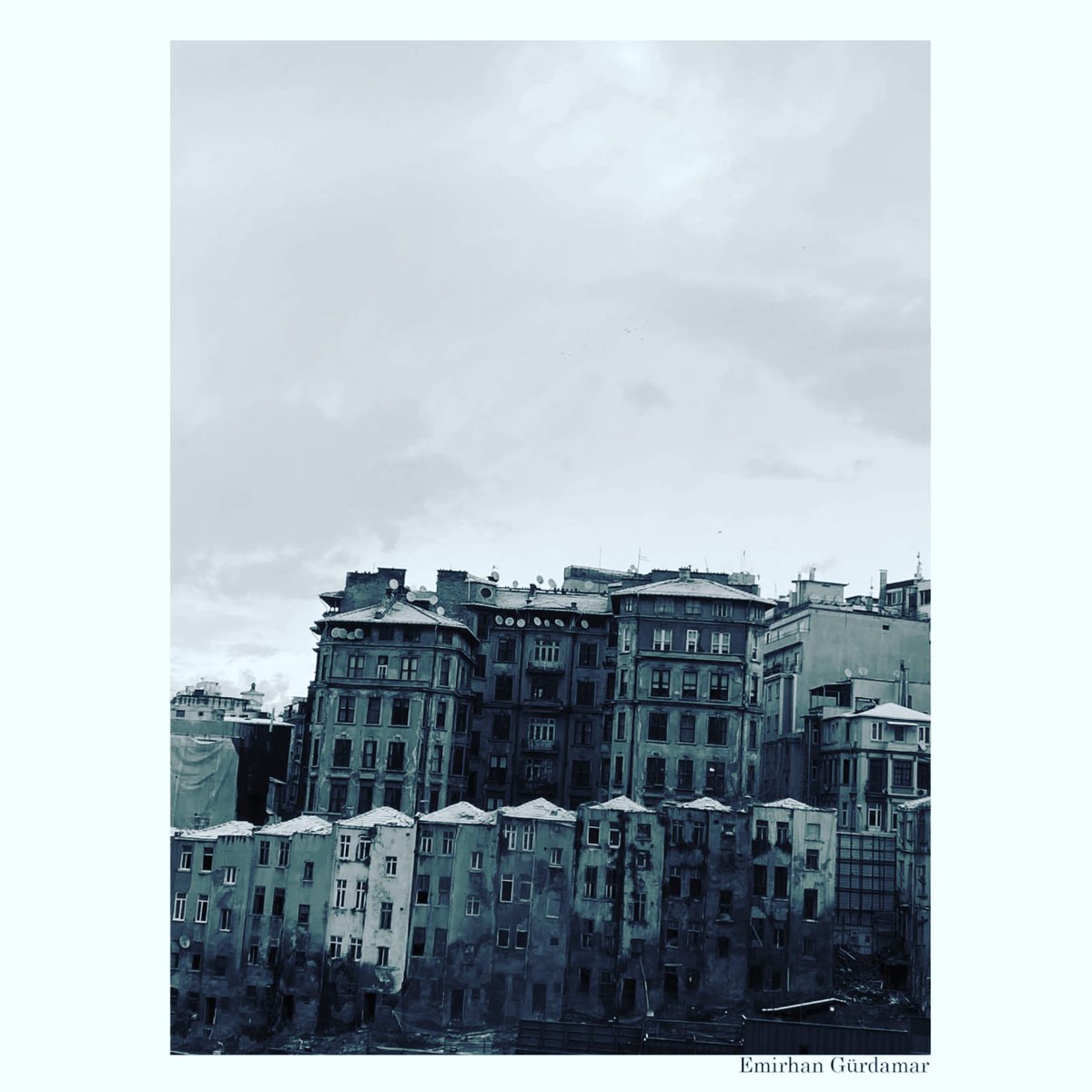 Sakin bu şehir, sessiz.
Alacakaranlık bitmedi, hala sensiz.
Sokaklar hiç keşfedilmedi
Martılar ise hiç ötmedi üstümüzde
Hala sensiz ve sessiz.

İyi akşamlar olsun
Mücbir'den sevgiler...