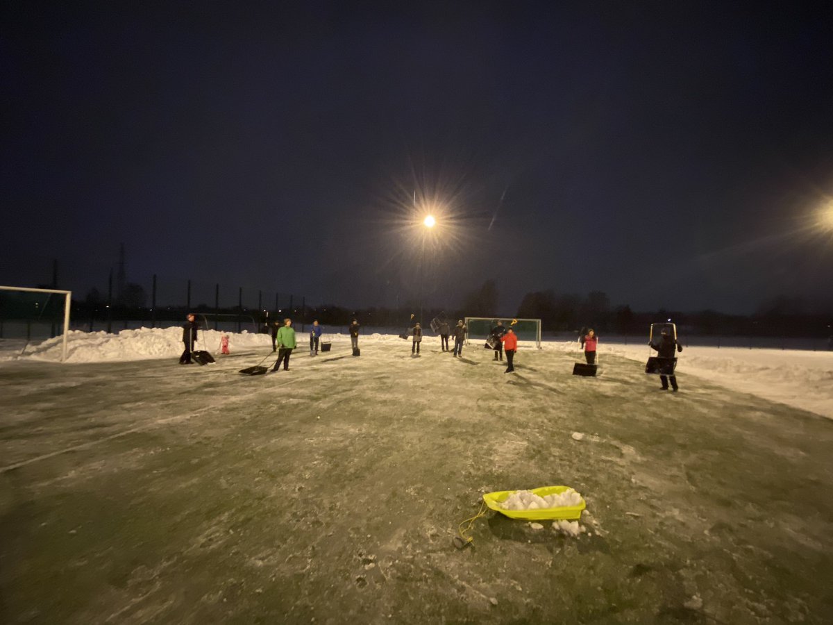 Mitä vanhemmat ovat valmiita tekemään, jotta lapset saisivat harrastaa? No vaikka kolaamaan! 💪 <a href="/VantaanKaupunki/">Vantaan kaupunki</a> <a href="/PPS_Pakkala/">PPS Pakkalan Palloseura</a> 
#pakkalanpalloseura #lastenoikeusliikkua #futis #vantaa