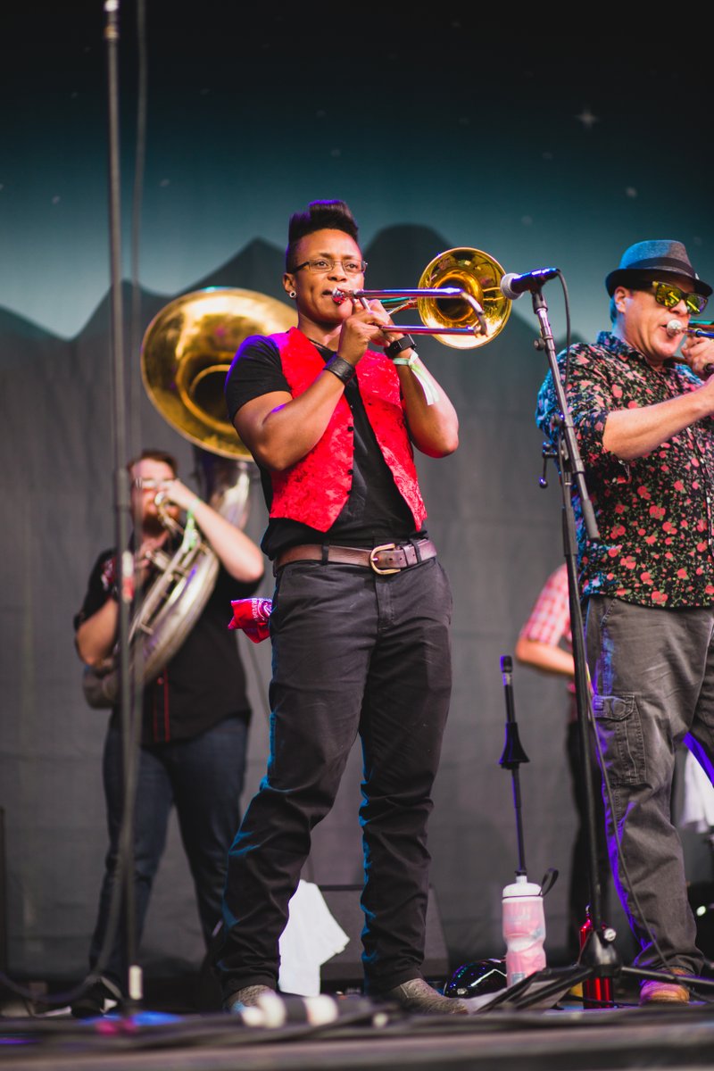 BohemianNights's tweet photo. Let’s face it, trombone players know where the party’s at – on the stage in the horn section! 🎶✨#trombonetuesday #focomusic
📸: @myPHOCO, @goragoraork, @TwelveCents, Brothers of Brass. https://t.co/Igc0vCeHhh
