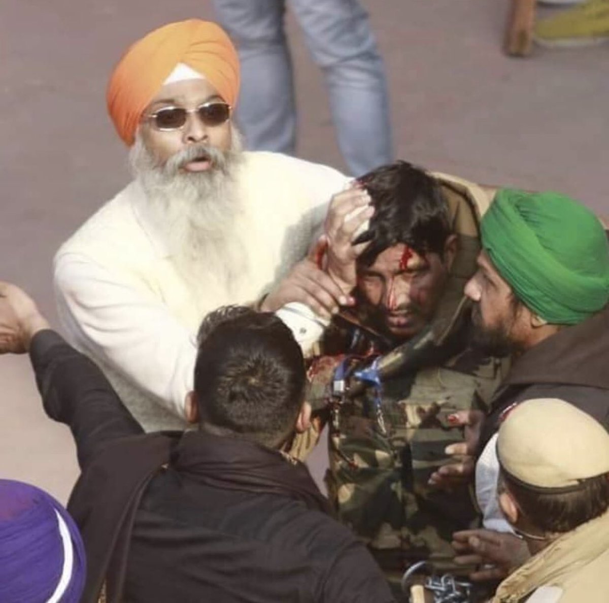 HarjotTweets's tweet photo. Unfortunate part is that police and protesters emerge out of same house, it’s the government which make them stand to confront each other. #GodiMediaStopMisleading
#JaiJawanJaiKisan #CorruptGOI https://t.co/VJ4YBclSdq