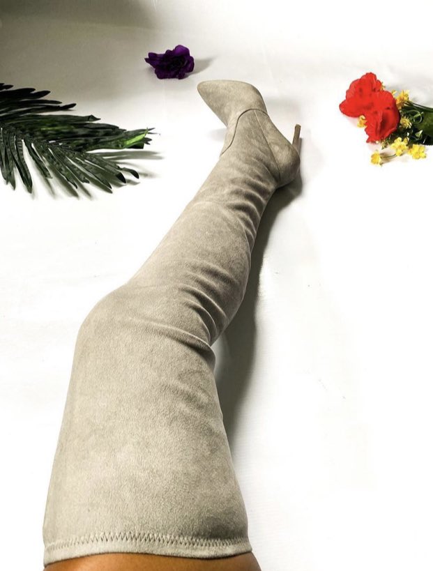 betterbargainN's tweet image. Faux Suede Stiletto High Thigh Boots
Brand: 🤍MISSGUIDED🤍
Size: EU 37
UK 4
US 6
Colour: Grey
Prize: N8500
Heel Height: 4.5 inches
Excellent Used Condition💯
#thriftboots #highthighboots #thriftedshoes #thriftshoes  #thriftstorefinds #thighboots #ankleboots #boots #missguided