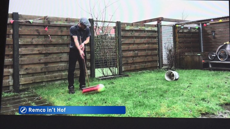 Van gymleraar tot Youtuber: oefeningen met bezemstelen en emmers slaan aan rtvn.gr/RUHa