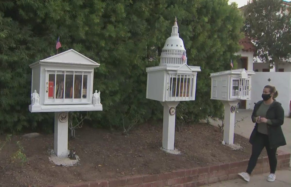 LibraryJournal's tweet image. Little Free Libraries shaped like U.S. government buildings pop up in West L.A. ow.ly/qMUu50DiMbb via @KTLA