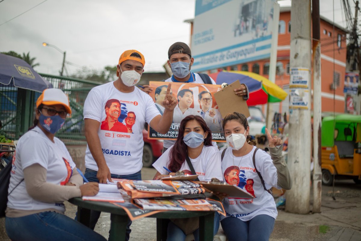 GC_Ecuador's tweet photo. Comenzando la implementación puerta a puerta del plan #MilDeUna por el equipo zonal, realizado la tarde de hoy en el sector Mercado de Pascuales al norte de la ciudad , por un mejor futuro tenemos a la lista 1 @ecuarauz y @rabascallcarlos. https://t.co/pdzspf8hoO