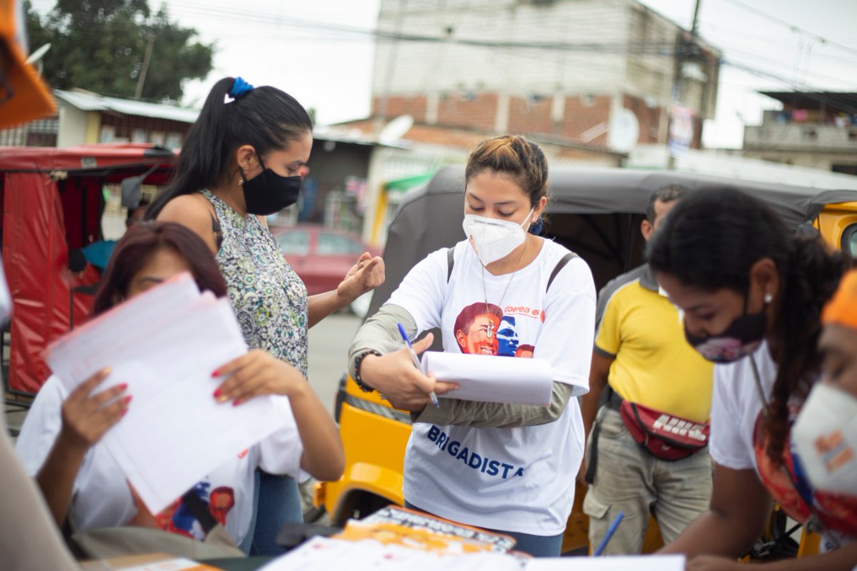 GC_Ecuador's tweet photo. Comenzando la implementación puerta a puerta del plan #MilDeUna por el equipo zonal, realizado la tarde de hoy en el sector Mercado de Pascuales al norte de la ciudad , por un mejor futuro tenemos a la lista 1 @ecuarauz y @rabascallcarlos. https://t.co/pdzspf8hoO