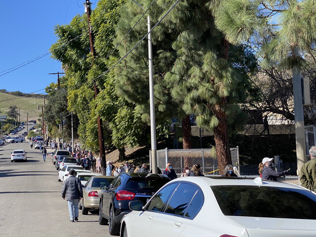 sweetCupcake's tweet photo. .@josie_huang would you pls do a report on those walk-up vaccine sites? The wait is terrible for those elders. Standing in line Under the sun and cold for 2-3 hours. https://t.co/5x2XQhPcyG