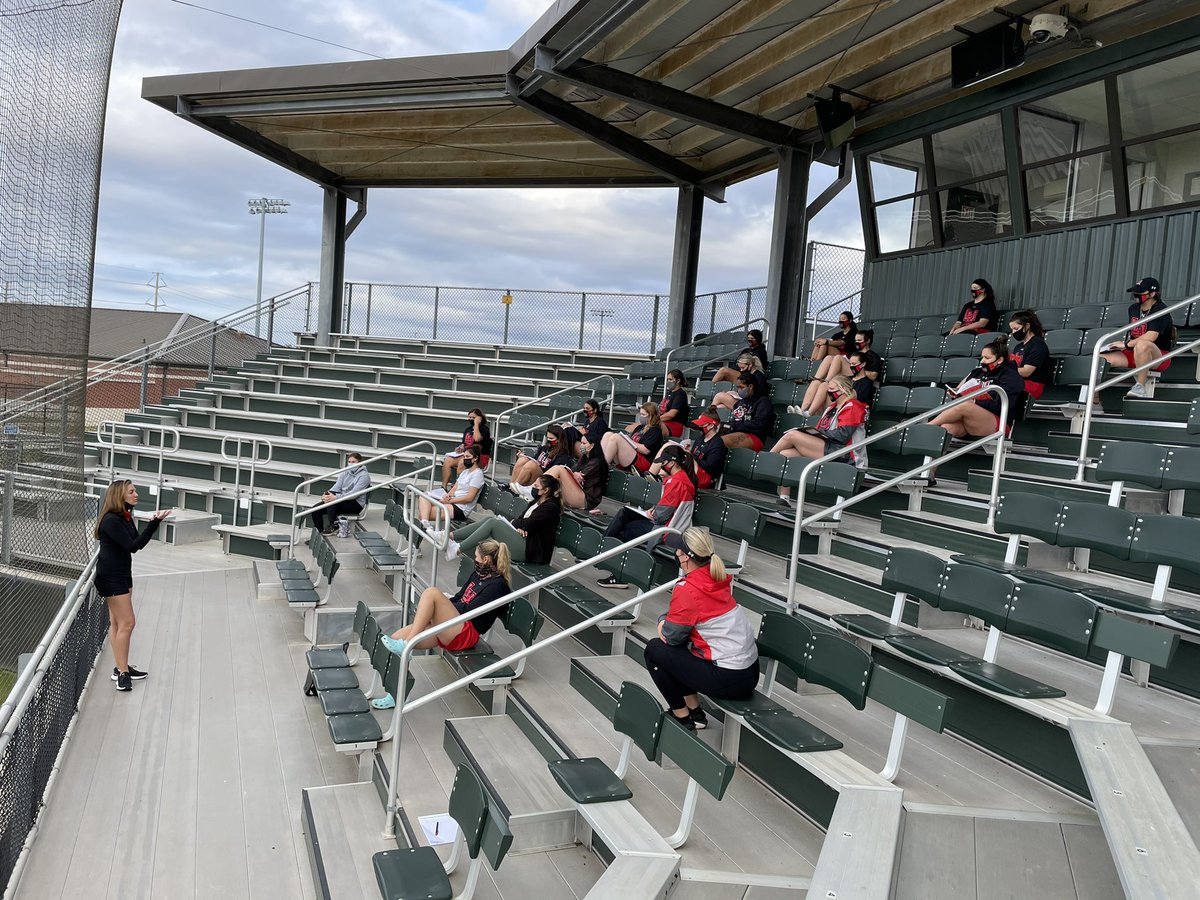 LamarSoftball's tweet photo. First of our weekly meetings with our awesome nutritionist, Lisa. We appreciate her time and can’t wait to see the results. #WeAreLU #HealthyCards https://t.co/F0sUJvX3ce