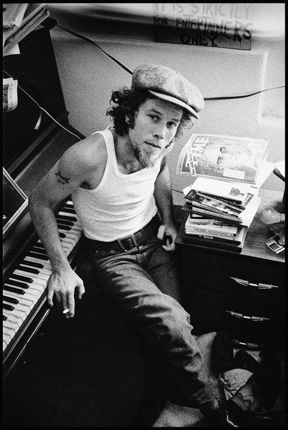 ddoniolvalcroze's tweet photo. Don’t plant your bad days. They grow into weeks. The weeks grow into months. Before you know it, you got yourself a bad year. Take it from me - choke those little bad days. Choke ‘em down to nothing.
- Tom Waits https://t.co/BewDI9siW0
