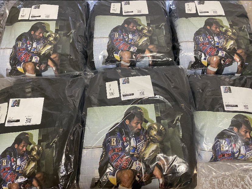 LakeShowYo's tweet photo. giving away a few Kobe tees 🐍

just RT to enter drawing. https://t.co/E8sMpi6BVv