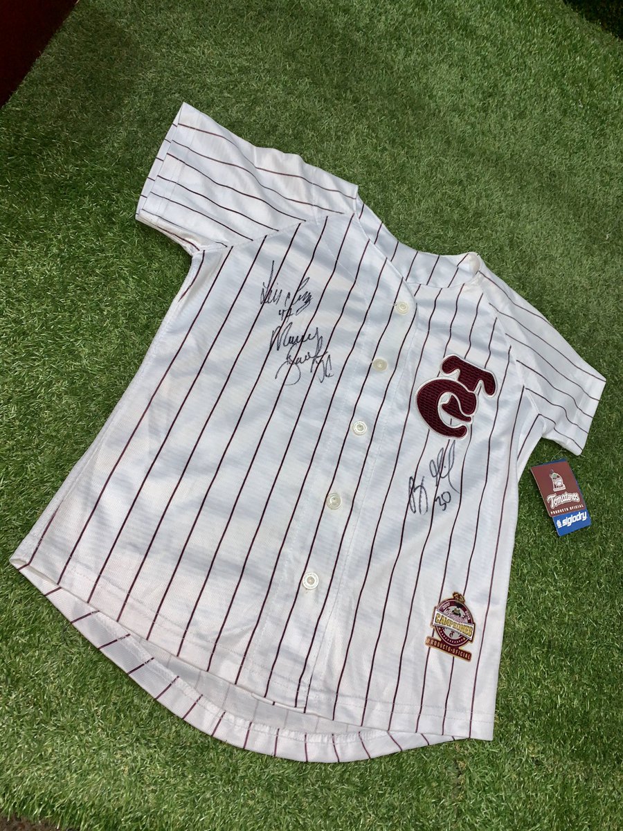 🚨GIVEAWAY EXPRESS🚨 ⁣
⁣
Hoy puedes ganar esta casaca firmada por Manny Barreda y Benjamín Gil...🤩⁣
⁣
Escribe tu pronóstico para el juego de hoy y la primera persona que acierte, será la ganadora👀⁣
⁣
*La dinámica finaliza en cuanto inicie nuestro juego de hoy*