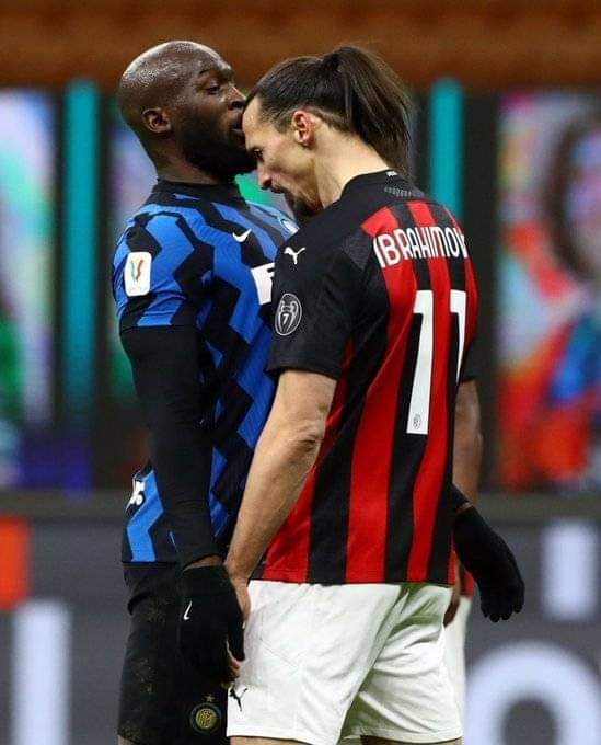 hincha_dos's tweet photo. #Zlatan: "Es de que ya se me estaba cayendo el pelo, ya casi me veía como tunas jajaja nocierto. Pero checa, me compré el del #TíoNacho y se me puso bien sedoso y huele bien rico. ¿A poco no, carnal?"
#Lukaku: "No, hasta eso sí te esponja bonito y sí huele así como a manzanilla" https://t.co/hQ3wbef4I1