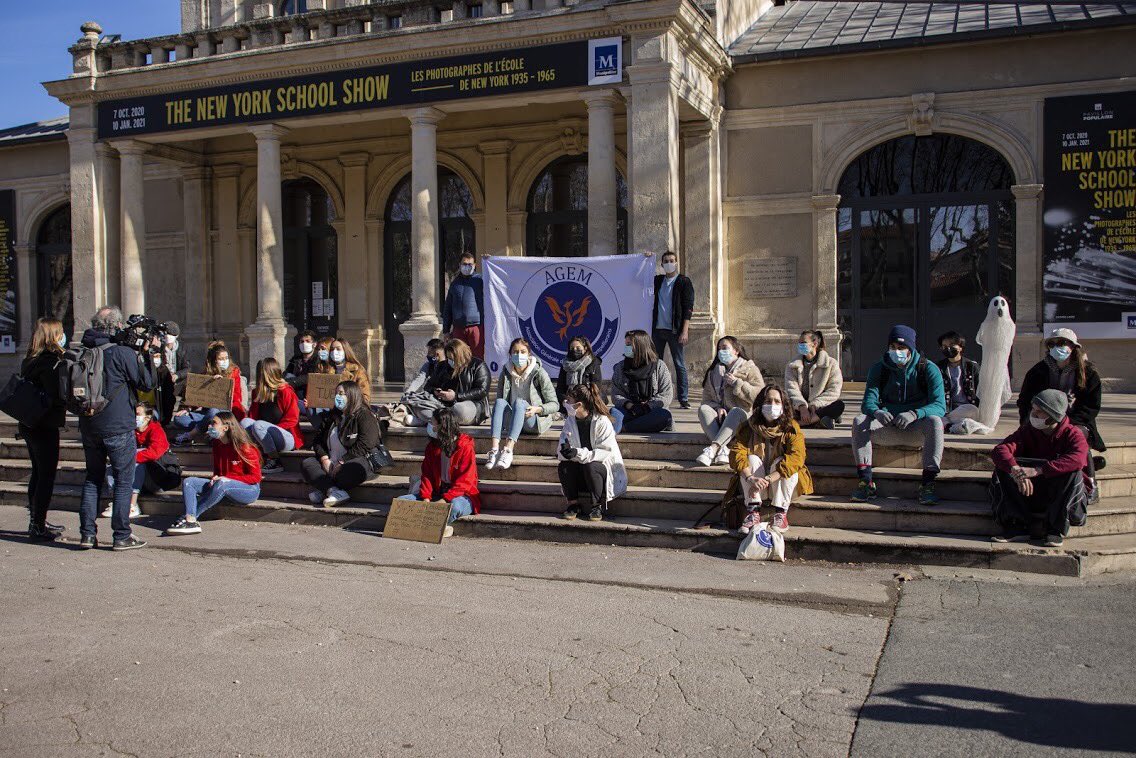 echo_etudiants's tweet photo. Manifestation cet après-midi des étudiants pour demander une plus grande considération.

#étudiantsfantômes https://t.co/9kvvIiU6uy