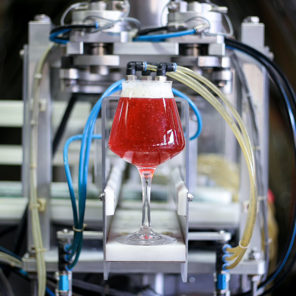 You gotta try Bubblehouse Hard Seltzer. Clean, crisp and tart, this cranberry-lime banger is available at the taproom or in crowlers to-go. Swing by and cozy up around the bonfire outside or in the heated tent. Plenty of space inside as well, but ya know what fun is that. ❄️🔥