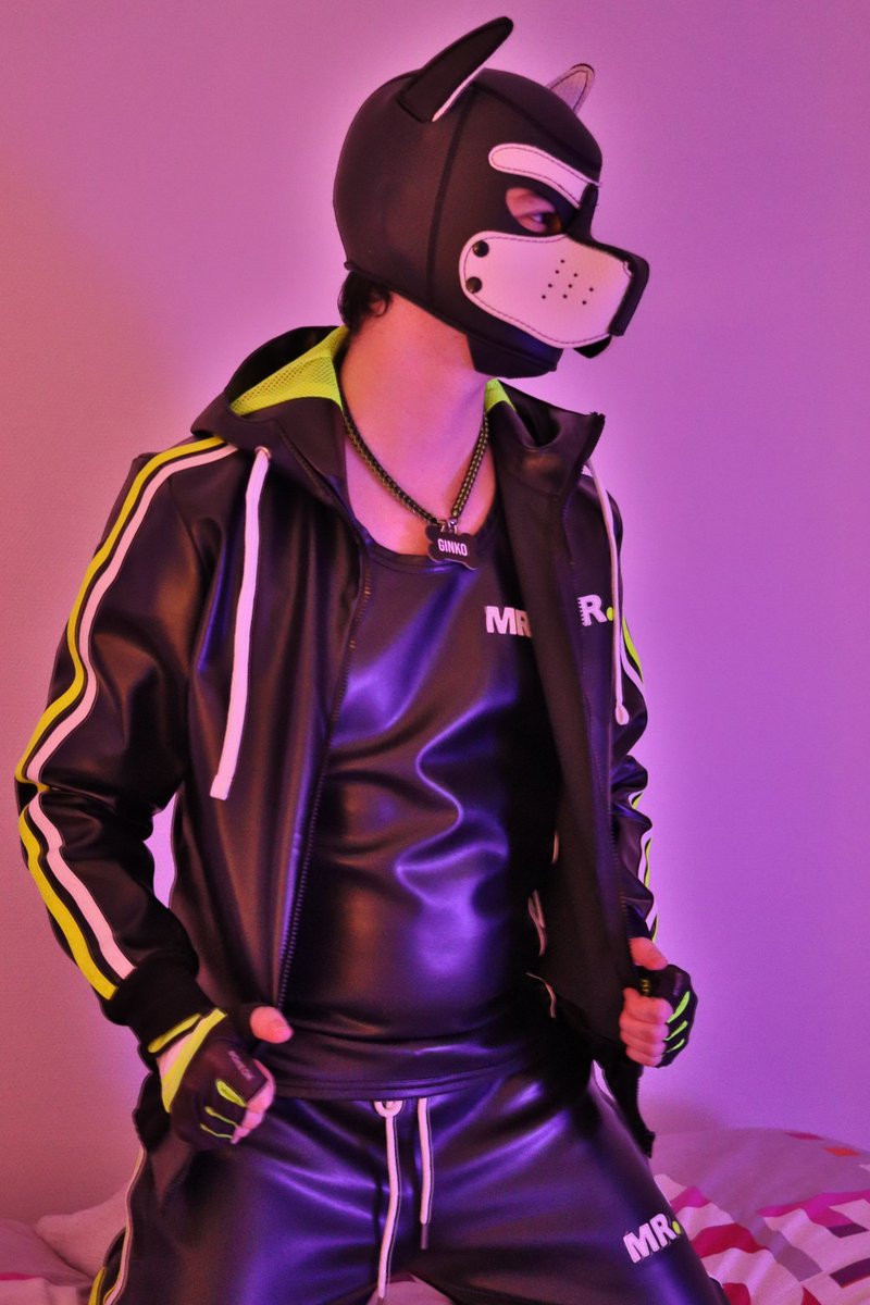 ginkopuppy's tweet photo. This @MrRiegillio tracksuit is amazing, especially when glowing under blue light. ☺️ 

📸 by @Humono2864 https://t.co/xq01dcWq37