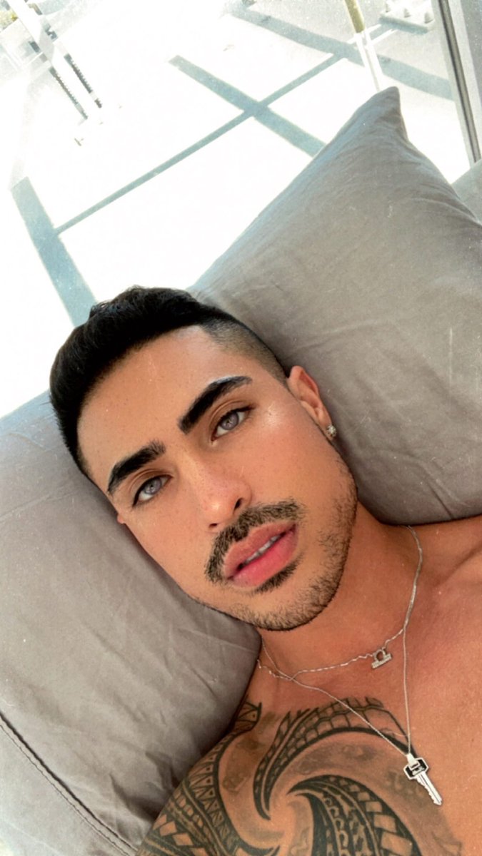 Jdiamondisme's tweet photo. Anyone know where I can find contacts that would match my eyes here? https://t.co/HIb0hiunOG